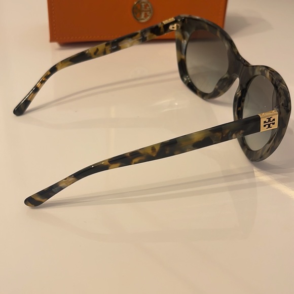 Tory burch tortoise sunglasses with case main image 7
